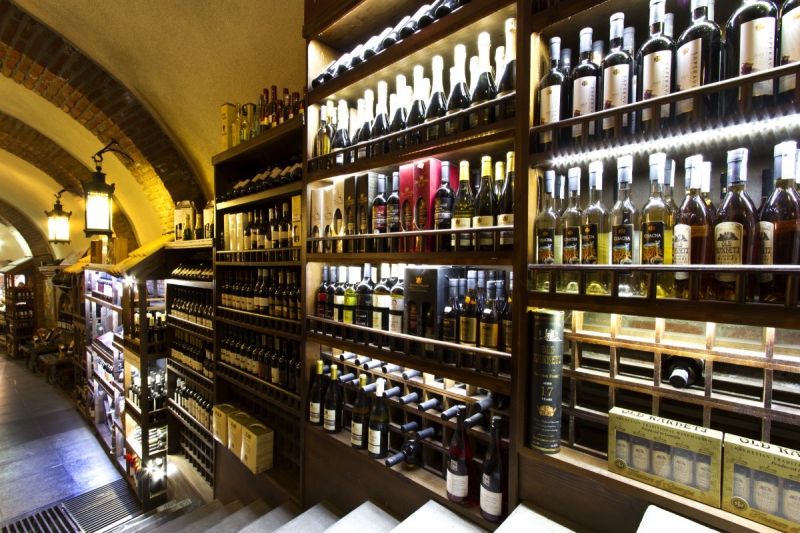 bar-ST MARTIN D ENTRAUNES-min_world_street_travel_shop_canon_georgia_wine_bottles-429767